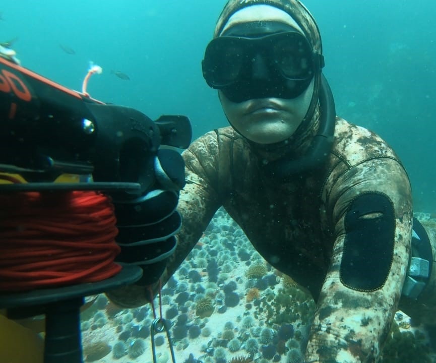 Female student spearfishing CMAS Champion